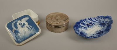 deux petits plats bleus et blancs et un petit récipient en argent