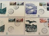 quatre timbres différents posés sur une table, au-dessus desquels vole un oiseau