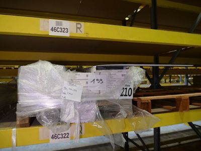 beaucoup de sacs en plastique sur une étagère dans un entrepôt