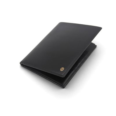 un portefeuille en cuir noir orné d'un bouton doré sur le devant