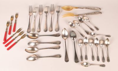 beaucoup de cuillères en argent et rouges sur la table