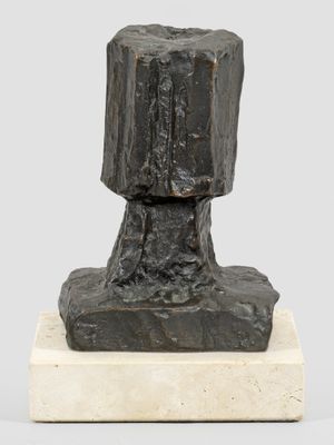 une image représentant une sculpture d'une souche d'arbre posée sur un socle en marbre