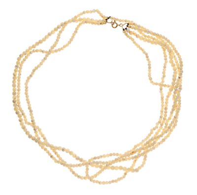 gros plan d'un collier de perles sur fond blanc