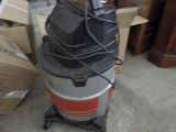 un aspirateur posé sur une pile de cartons
