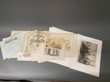 beaucoup de vieux papiers sur la table