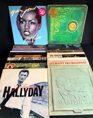 beaucoup de disques vinyles posés sur une table