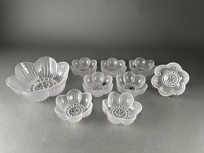 de nombreux morceaux de verre posés sur une table