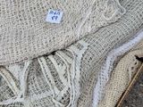 une boîte posée par terre, remplie de vêtements