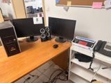 un bureau d'ordinateur avec deux écrans et un clavier
