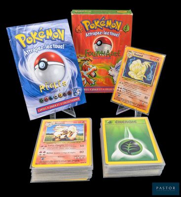 Plusieurs cartes Pokémon sont exposées sur un fond noir.