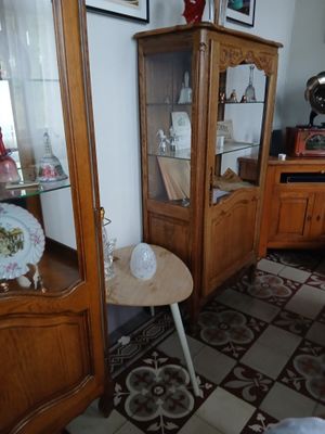 une petite table sur laquelle se trouve un vase, dans un coin de la pièce