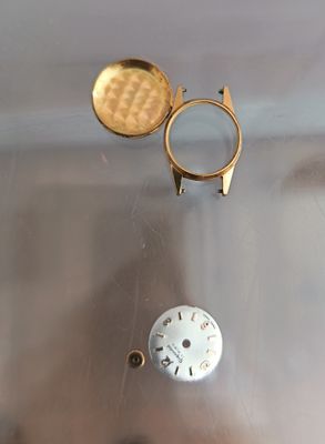 une bague en or et une bague en argent posées sur une table