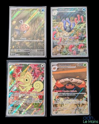 quatre cartes de pokémon différentes sont affichées sur une surface noire