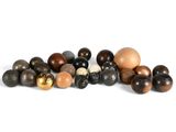 un tas de perles en bois posées sur une surface blanche, sur fond blanc