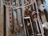 un tas de vieux outils posés sur une palette près d'un mur