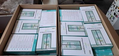 beaucoup de livres dans une boîte sur une table