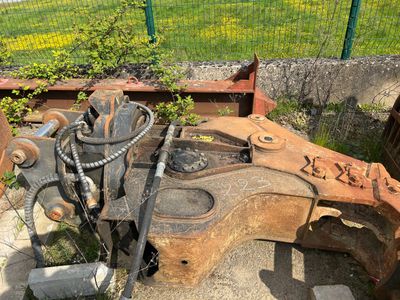une vieille machine posée à même le sol