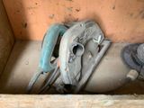 une boîte avec un tas d'outils à l'intérieur