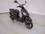 un scooter garé dans un garage