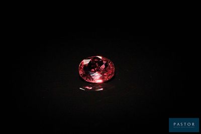 un diamant rouge dans l'obscurité