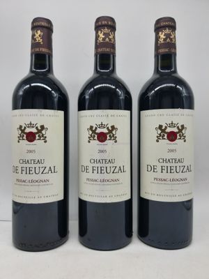 trois bouteilles de vin posées sur une table blanche
