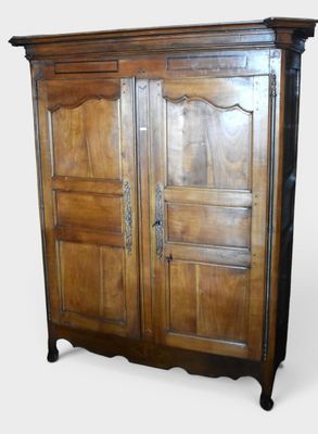 une image représentant une armoire en bois avec deux portes de chaque côté
