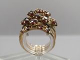 une bague en or sertie de grenats