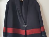 veste bleu marine avec des rayures rouges et bleues sur le devant