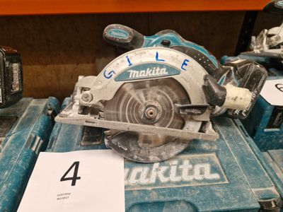 une scie circulaire posée sur une boîte bleue