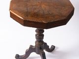 une petite table en bois avec un plateau en bois sur fond blanc