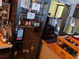 de nombreuses bouteilles d'alcool sur les étagères de la cuisine