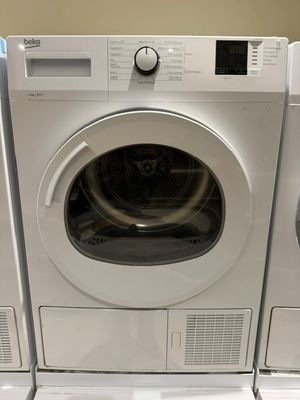 un lave-linge et un sèche-linge empilés l'un sur l'autre
