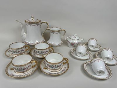 de nombreuses tasses à café et soucoupes posées sur une table