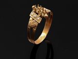 une image représentant une bague en or ornée d'une couronne
