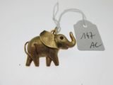 une figurine d'éléphant en or sur laquelle est accrochée une étiquette de prix