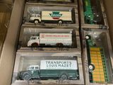 de nombreux modèles différents de camions miniatures dans une boîte