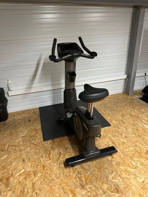 un gros plan sur un vélo d'appartement dans un garage