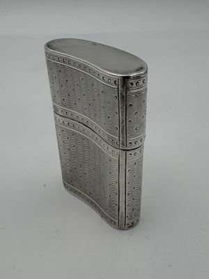 un étui à cigarettes ancien en argent sur fond blanc