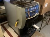 une machine posée sur une table dans une pièce