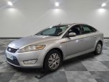 une photo d'une Ford Focus argentée garée dans un showroom