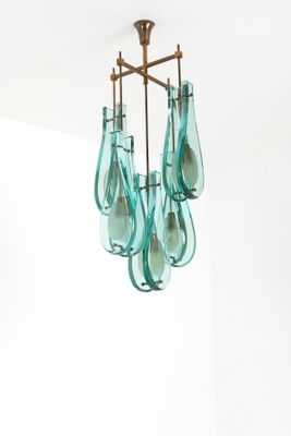 un lustre composé de bouteilles en verre suspendues au plafond