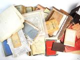 une pile de vieux livres sur une table