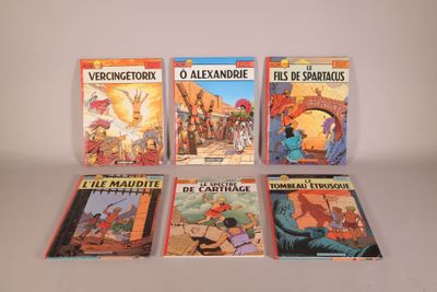 quatre livres pour enfants sont alignés sur une surface blanche