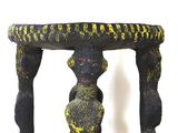 une table noire et jaune avec un piètement en bois