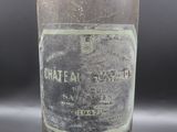 une bouteille de vin posée sur une table