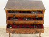 une commode en bois contenant des ustensiles et des cuillères