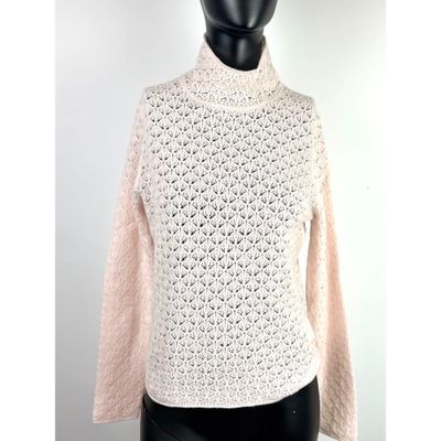 un pull pour femme orné d'un motif au crochet blanc sur les épaules