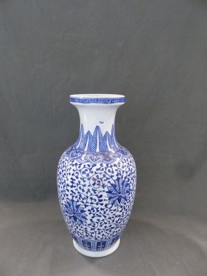 un vase bleu et blanc posé sur une table
