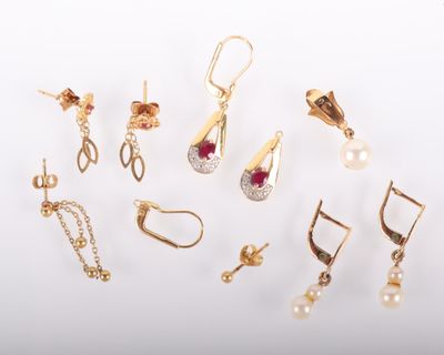 de nombreux modèles de boucles d'oreilles sur un fond blanc