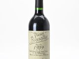 l'image d'une bouteille de vin posée sur une table